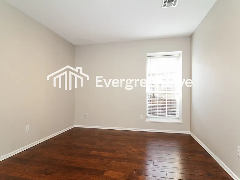 2809 Victoria Dr — Photo 12