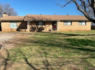 922 S Center St, Archer City, TX 76351