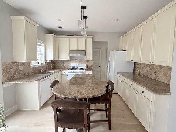 3rd image of 3500 Berwick South Dr