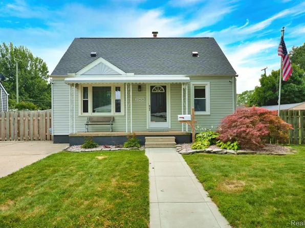 22428 Ridgeway St, Saint Clair Shores, MI 48080