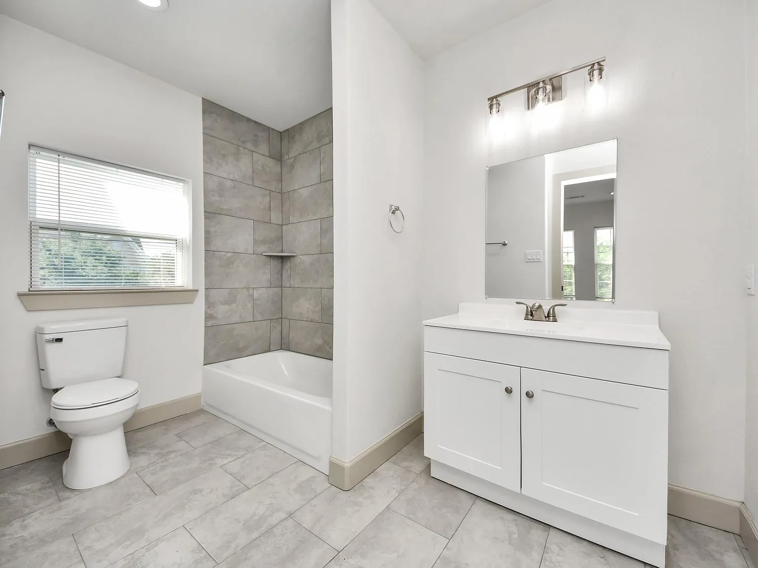 3 bed, 2.0 bath, 3018 sqft, $2,000 — Photo 3