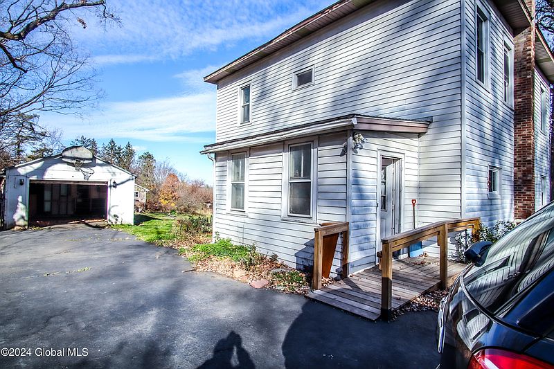 4th image of 133 Winnie Avenue
