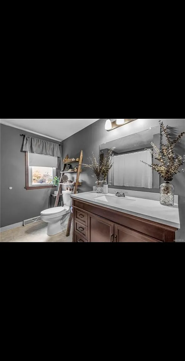 3 bed, 1.5 bath, 1570 sqft, $2,100 — Photo 2