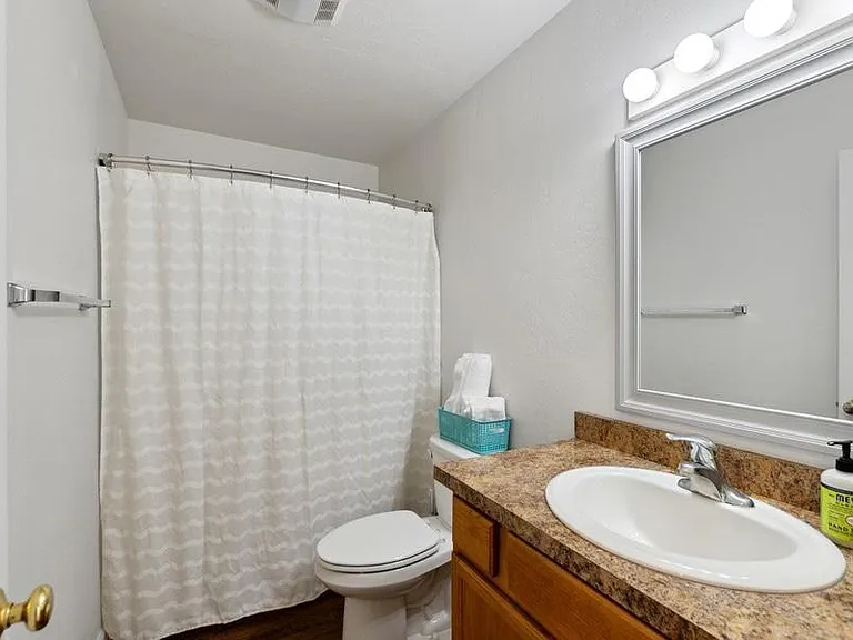 Upstairs full bath
