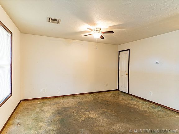 3rd image of 915 E Oak St