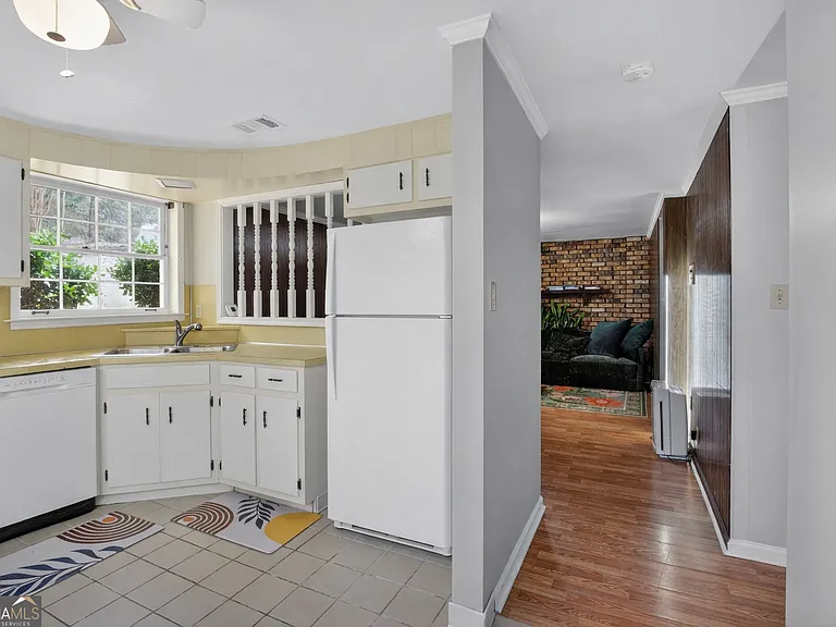 2064 Adriatic Dr — Photo 7