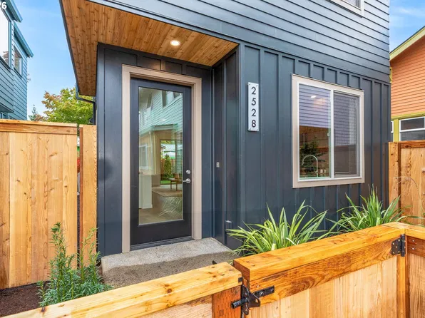2528 SE 18th Ave, Portland, OR 97202
