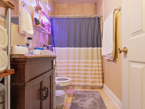 5th image of 914 W Agatite Ave #1N