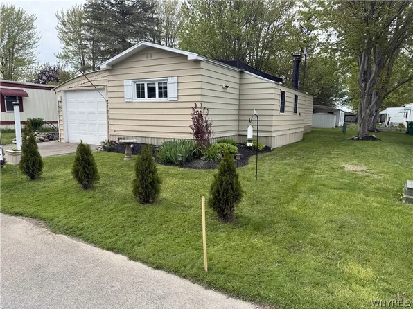 55 Aspen St, Akron, NY 14001