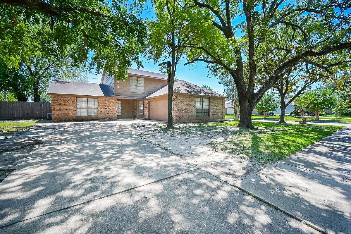 Photo 1 of 20 - 6731 Inwood West Dr - Houston, TX Primary Photo - 6731 Inwood West Dr