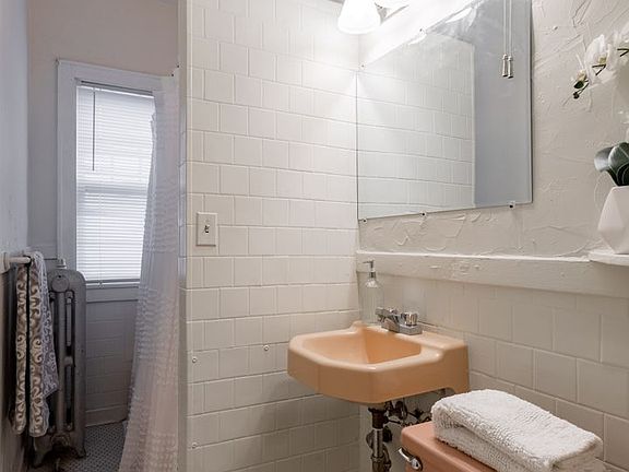 2nd image of 1325 W 27th St APT 103