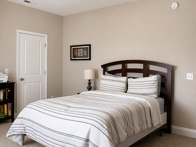 Guest room w/ walk in closet