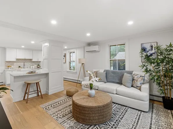 51 Poplar St #3, Newport, RI 02840