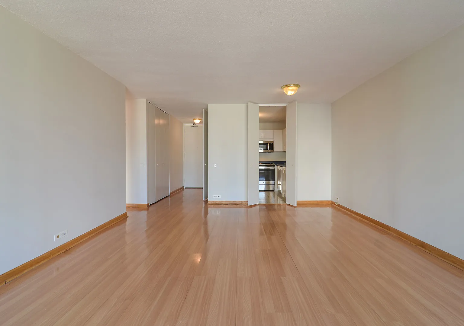 1 bed, 890 sqft, $2,350 — Photo 3
