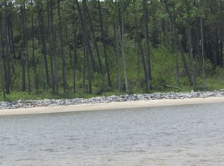 720 Sandy Point Dr, Beaufort, NC 28516