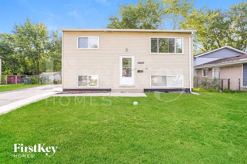 3 bed, 1.5 bath, 1560 sqft, $3,070 — Photo 1