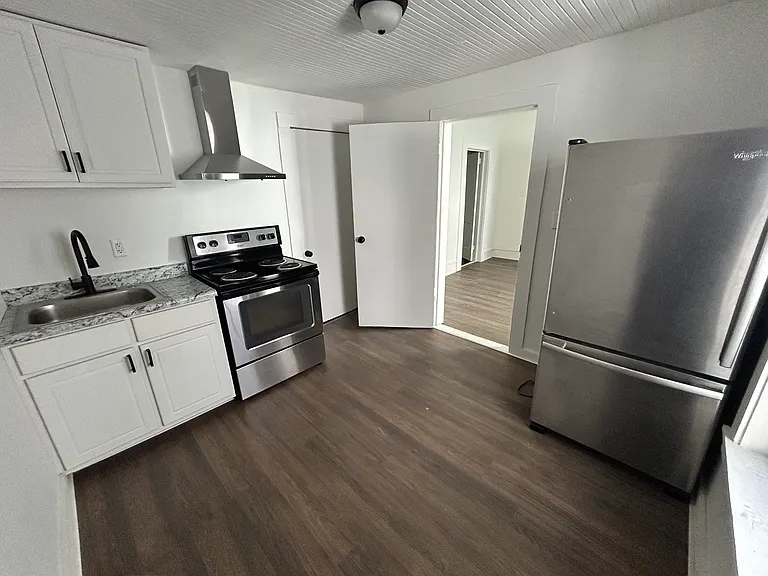 909 Atlantic St E — Photo 2