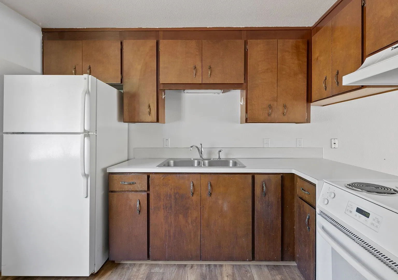 $1,500 - 2 Bed / 1 Bath - Recently Renovated in Private Setting — Photo 2