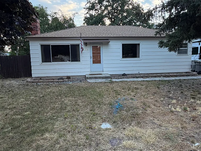 2225 S Division Ave — Photo 1
