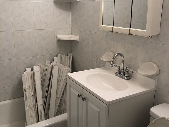 5th image of 2228 42nd St APT 1R