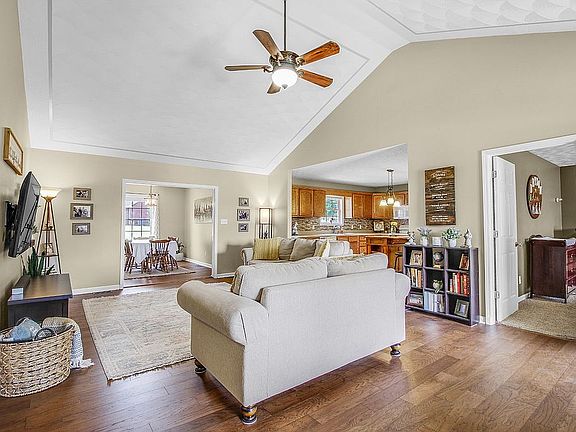 3rd image of 189 Redwood Way
