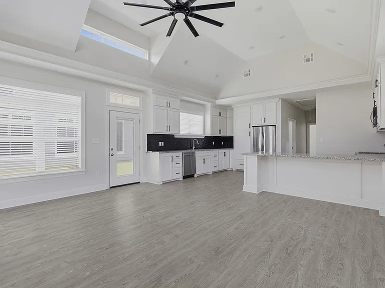 303 Lyles St — Photo 6