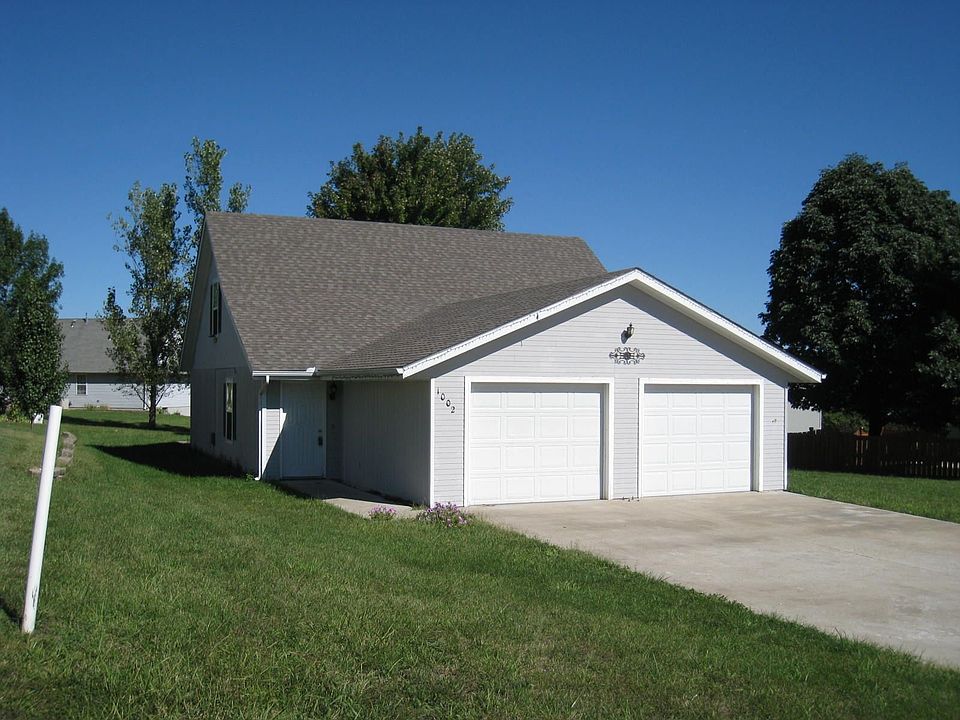2nd image of 1002 Moore Dr