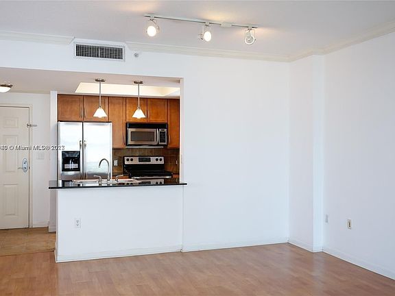 5th image of 2000 N Bayshore Dr APT 806
