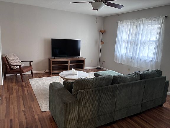 3rd image of 1026 N Jefferson St #B