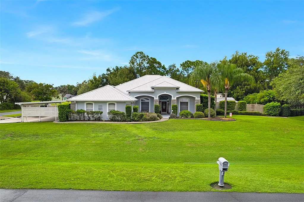 4 bed, 2.0 bath, 2501 sqft, $3,900 — Photo 1