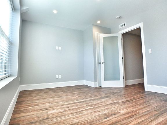 5th image of 2826 47th St APT 3