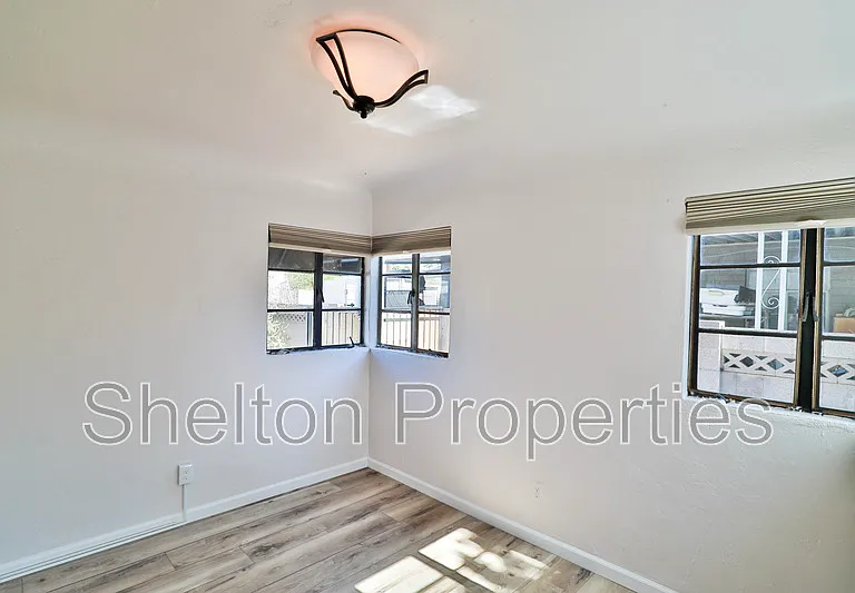1802 N Laurel Ave — Photo 10