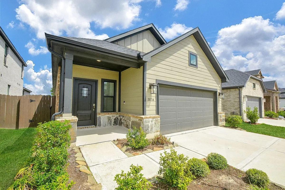 Building Photo - 18134 Sonresa Way