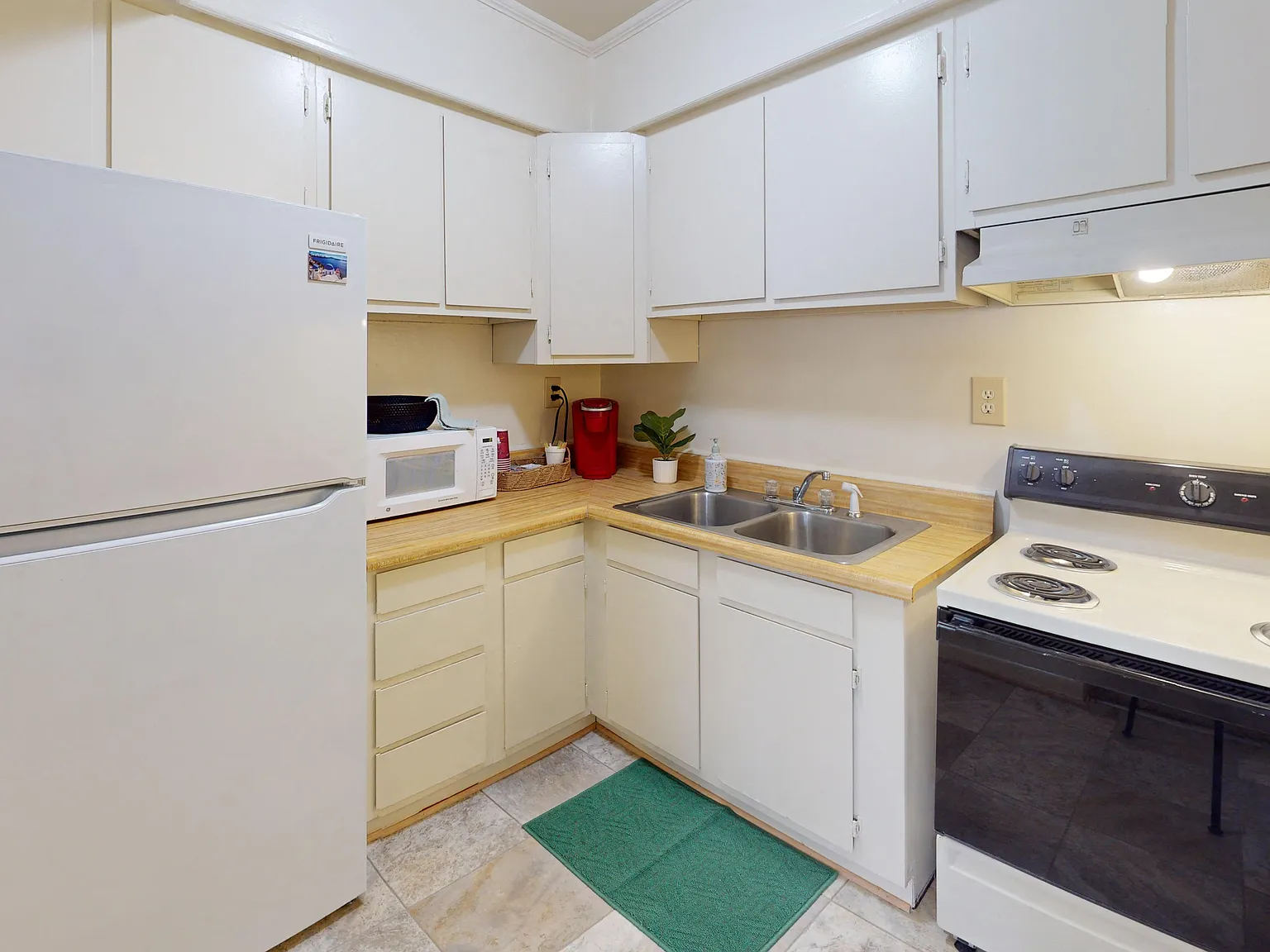 Apollo Apartments — Photo 2