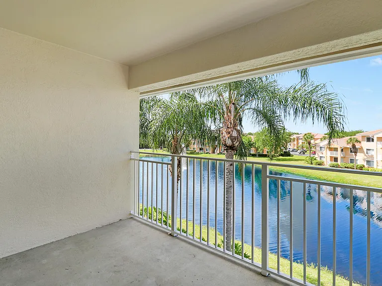 121 SW Palm Dr #306 — Photo 12