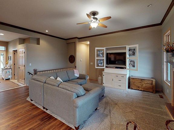 3rd image of 411 Crestwood Ln