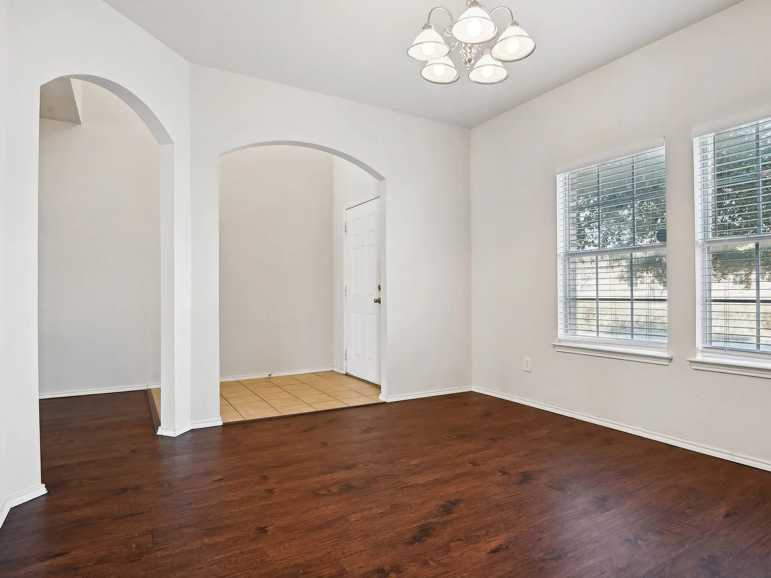4 bed, 2.5 bath, 2492 sqft, $2,400 — Photo 4