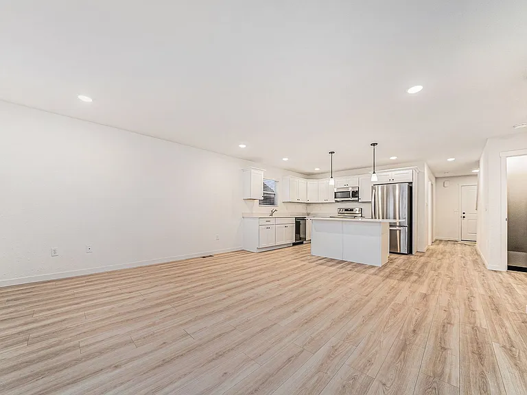 112 Iris Ct — Photo 2