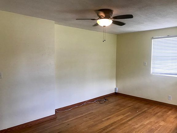 3rd image of 4055 Dellwood Ave