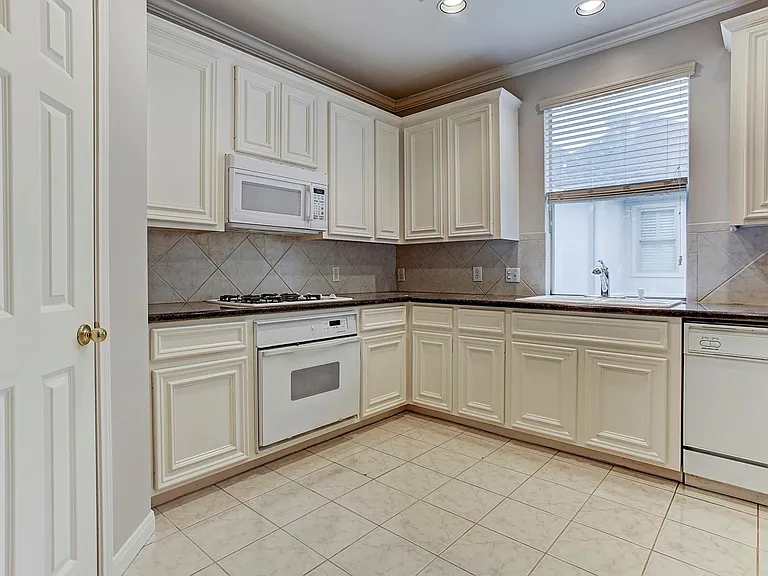 1413 W Webster St — Photo 4