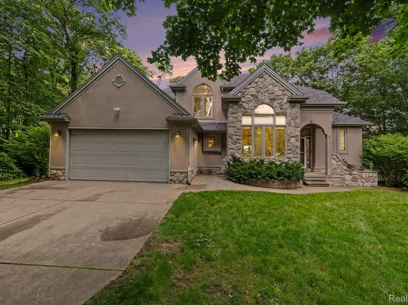 13445 Chateau Cove Dr, Holly, MI 48442