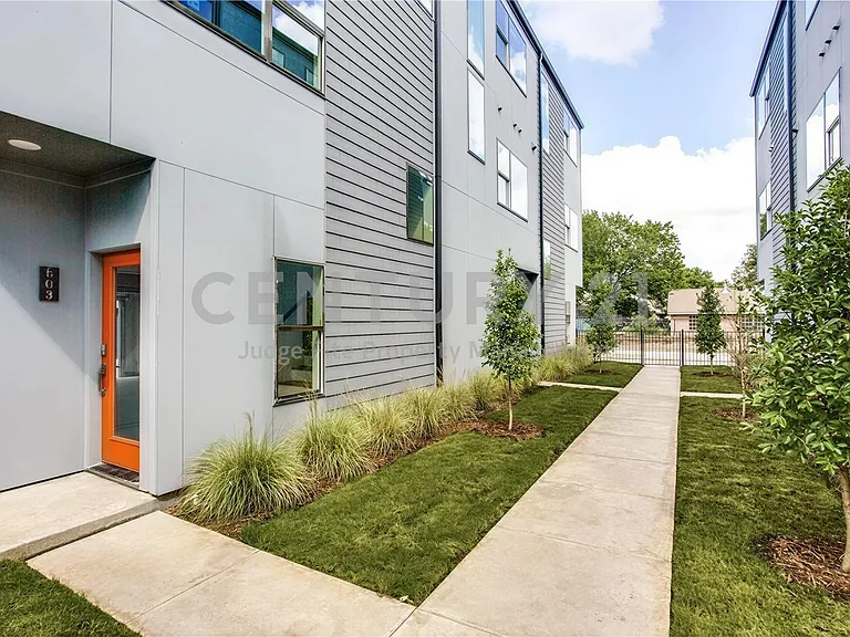 427 W 10th St #303 — Photo 2