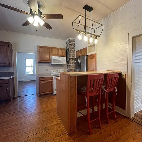 Eat-In-Kitchen