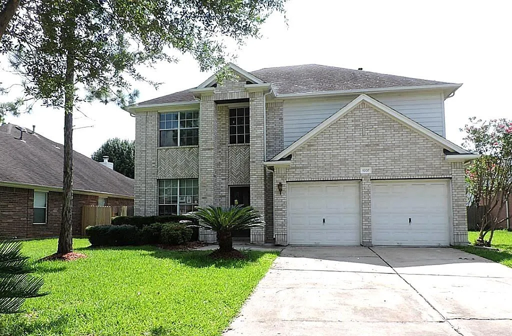 4 bed, 2.5 bath, 2450 sqft, $2,250 — Photo 1