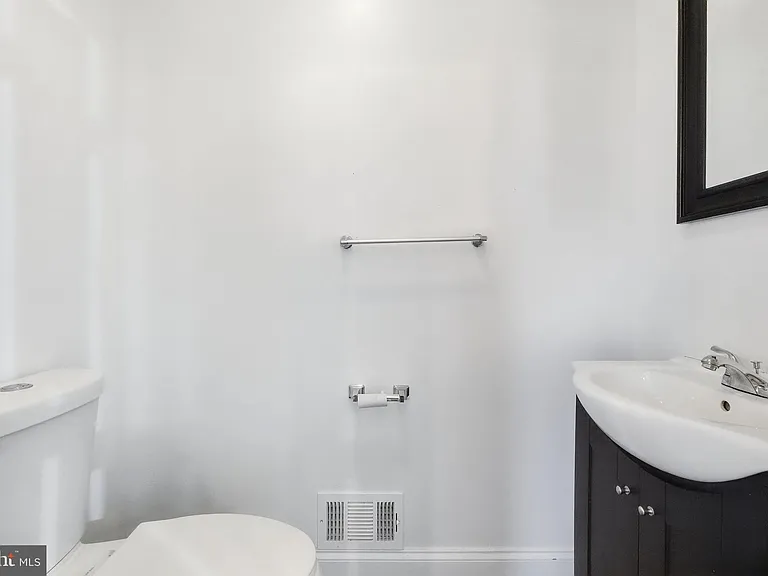 2302 Mount Royal Ter — Photo 28