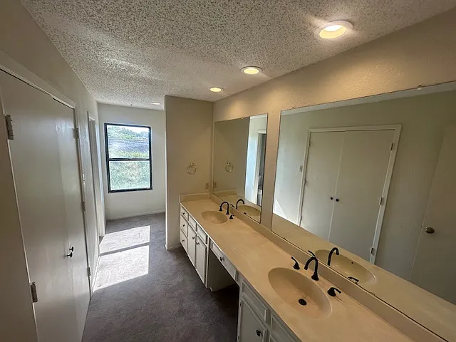 401 Towne House Ln — Photo 10