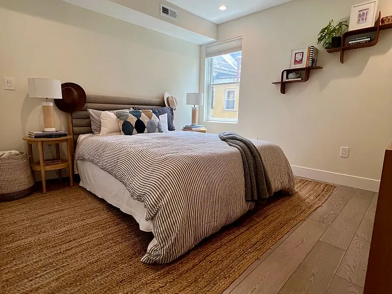 166 W Laurel St — Photo 18
