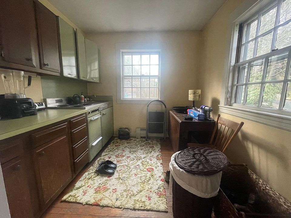 Full Kitchen w/Laundry