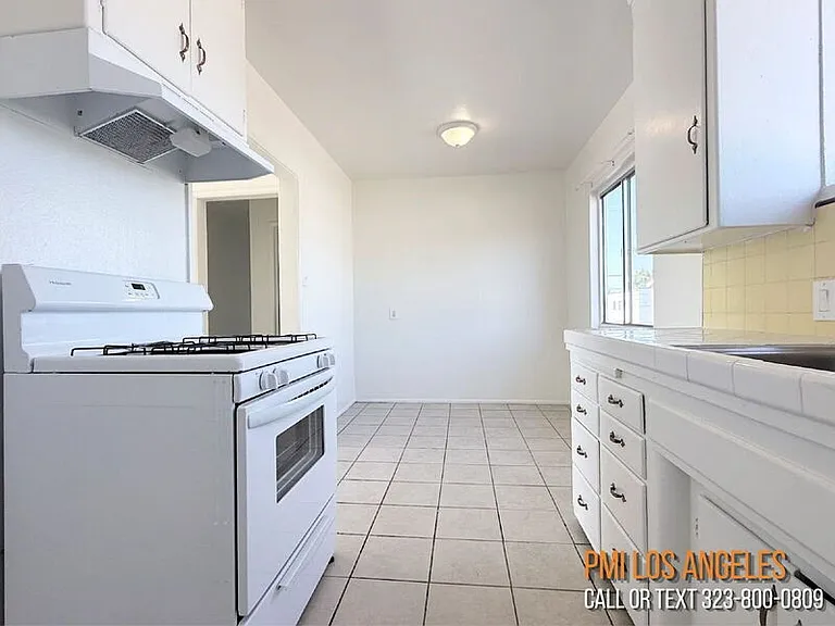 943 W 68th St — Photo 29