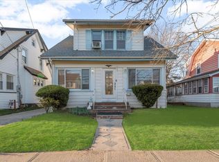 32 W Milton St, Freeport, NY 11520